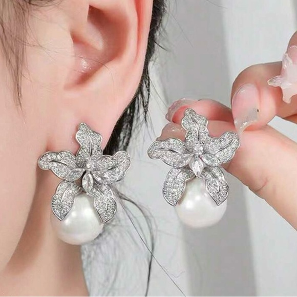 Faux pearl and diamond earrings - Picture 3 of 4